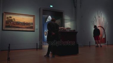 Sergiler arayan kişi 