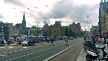 Bir meşgul şirin, insanlar bir yol karşıdan karşıya