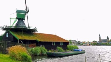 bir binaya bağlı yel değirmeni 