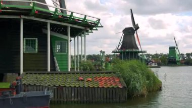 Kırsal alanda bir nehir tarafından yel değirmenleri