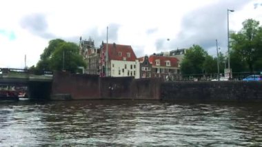 Bir kanal bir kasabada bir köprüden