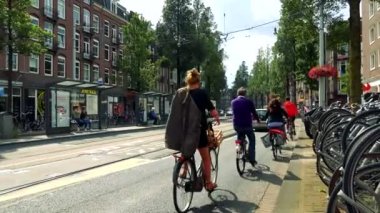 Bisikletçiler ve sürüş araba 