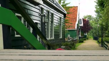 Geleneksel evleri ıssız bir yol