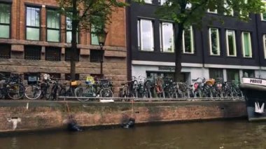 bir kanal bir antika sokakta park edilmiş Bisiklet 