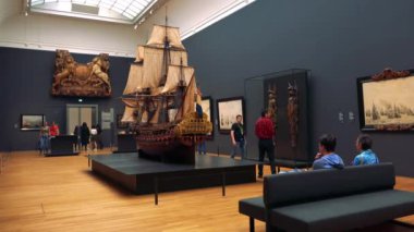 Sergiler arayan kişi 