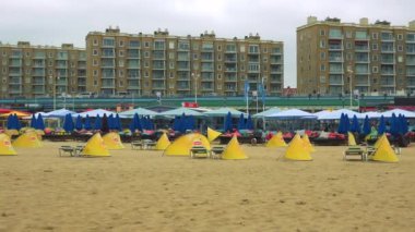 Şezlong ve şemsiye ile bir plaj 