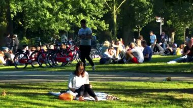 İnsanlar oturmak ve parkta yürümek  