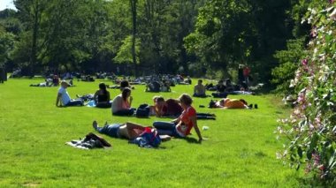 İnsanlar oturmak ve parkta yürümek  