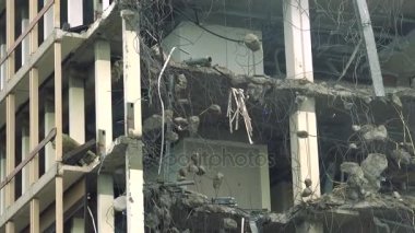 Bir tarafı yıkık bir apartman