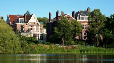 Büyük eski moda evleri