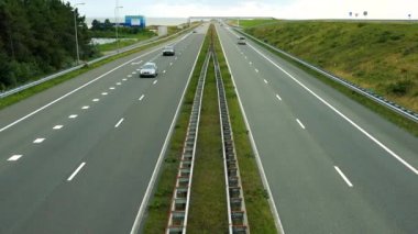 Otomobil sürücüsü bir otoyol aşağı