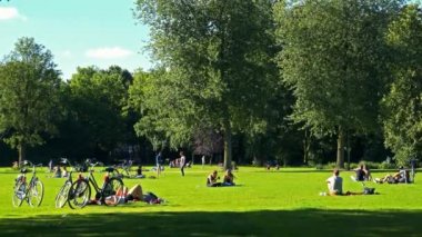 İnsanlar oturmak ve parkta yürümek  