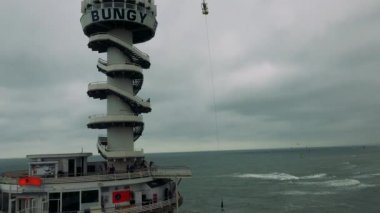 Bir vinç bir kişi bungee atlar