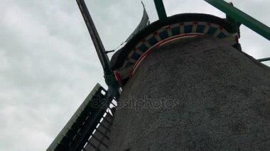 Bir yel değirmeni, vane rüzgarda sol spin tarihinde duvarına