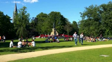 İnsanlar oturmak ve parkta yürümek  