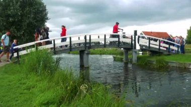 kırsal alanda bir nehir üzerinde yay şeklinde köprü
