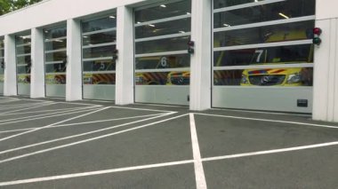 Dışarıda bir ambulans garajdan