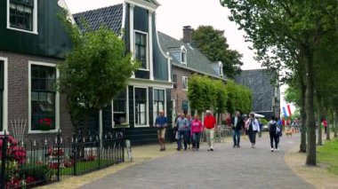 İnsanlar şirin bir kasaba bir sokakta yürümek