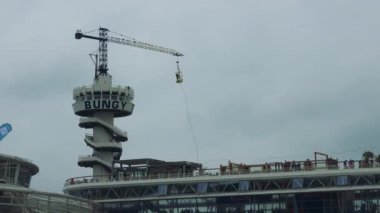 Bir vinç bir kişi bungee atlar