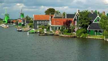 Kırsal alanda bir nehir tarafından evleri