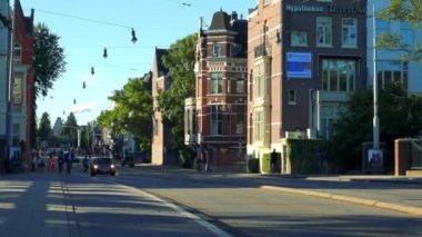 Kasabanın içinden otomobil sürücüsü