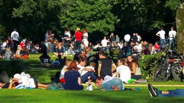 İnsanlar oturmak ve parkta yürümek  
