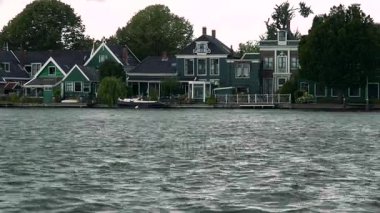 Kırsal alanda bir nehir tarafından evleri