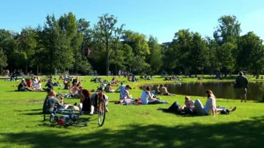 İnsanlar oturmak ve parkta yürümek  