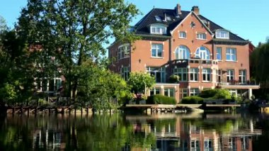 Büyük eski moda evi 