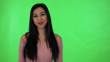 Gülümseyen ve saç dokunmadan kadın 