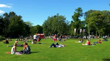 İnsanlar oturmak ve parkta yürümek  