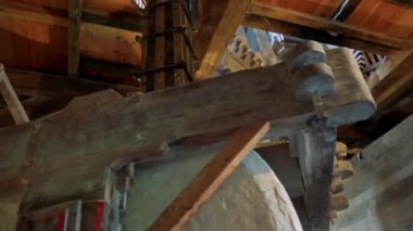 un bir fabrikasında içine buğday öğütmek mekanizması