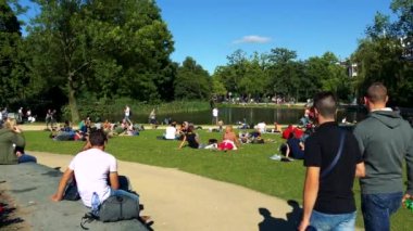 İnsanlar oturmak ve parkta yürümek  