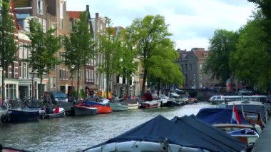 Şehirdeki Nehri üzerinde tekne