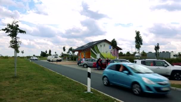 Coche conduce más allá de aparcamiento pequeño — Vídeos de Stock