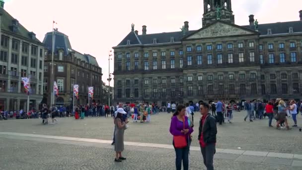 Gente caminando en la plaza — Vídeos de Stock
