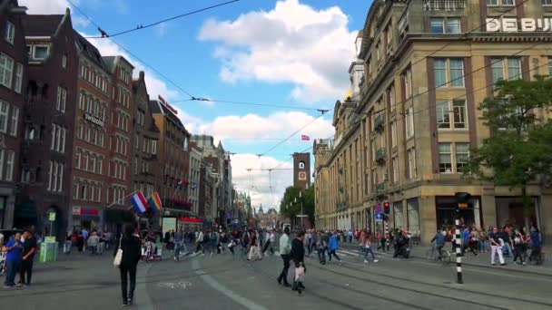 Люди перетину дороги на вулиці — стокове відео