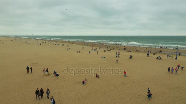 Pessoas na praia em dia nublado — Vídeo de Stock