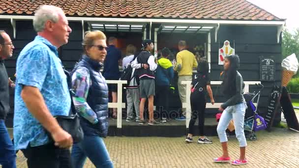 As pessoas esperam por um gelado na frente de um stand — Vídeo de Stock