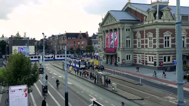 People wait on tram stops — Stock Video