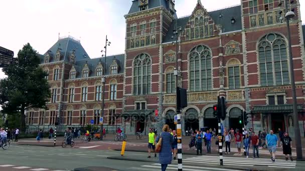 Vieux musée, rue avec des gens — Video