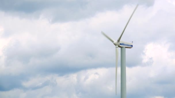 Bladen van de turbine van de windmolen — Stockvideo