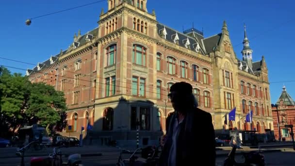 Tradicionalmente olhando edifício na rua — Vídeo de Stock