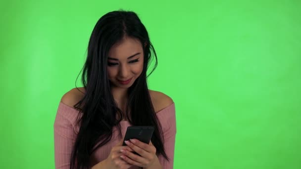 Ázsiai nő dolgozik a smartphone — Stock videók