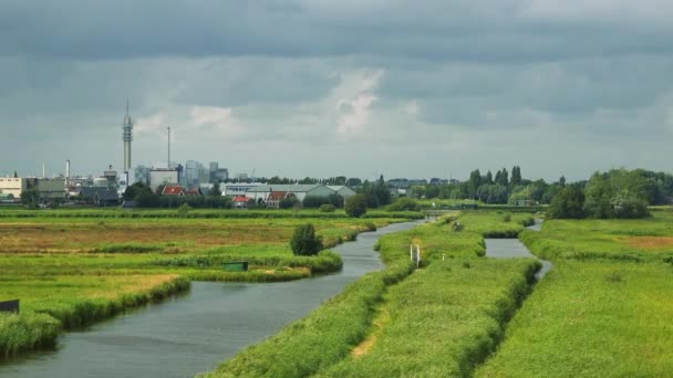 Un río atraviesa una zona rural — Vídeo de stock