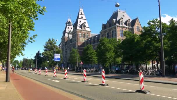 Cyclistes et voitures traversent la ville — Video