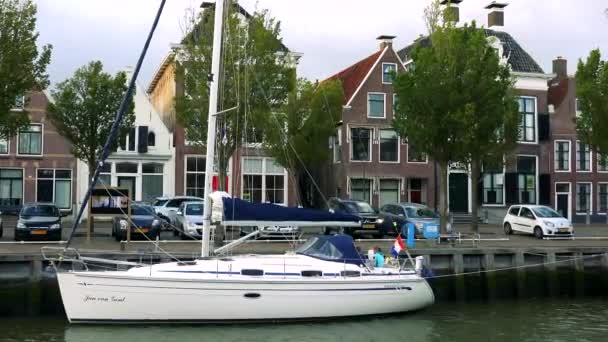Barco estacionado por uma rua — Vídeo de Stock