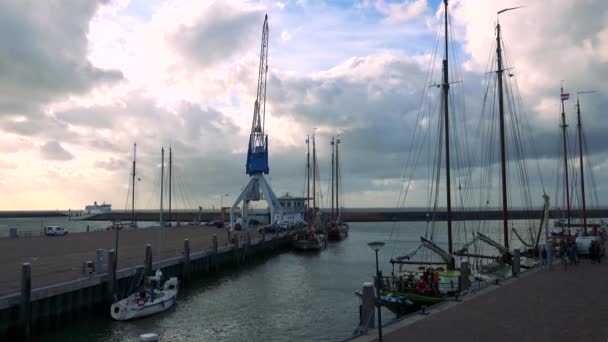 Barcos estacionados en muelles en un mar — Vídeo de stock