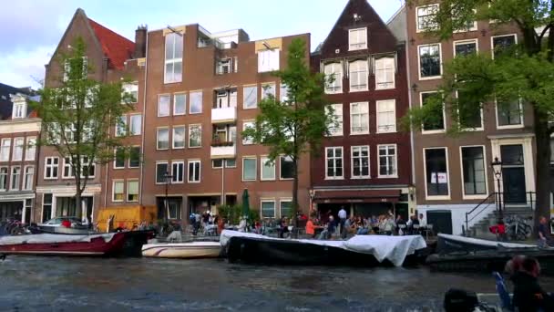 Boten rijden en geparkeerd aan de rivier — Stockvideo