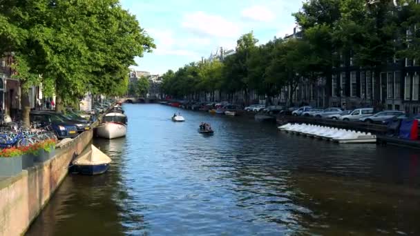 Barche sul fiume in città — Video Stock